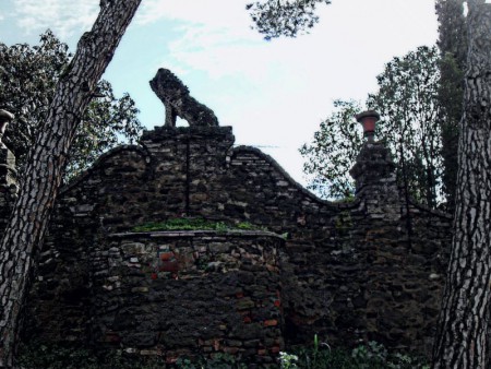 Statua di leone sul muro di cinta di un'antica villa.